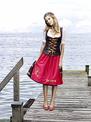 Cathy Hummels im EM2016 Dirndl (©Foto: Angermaier)
